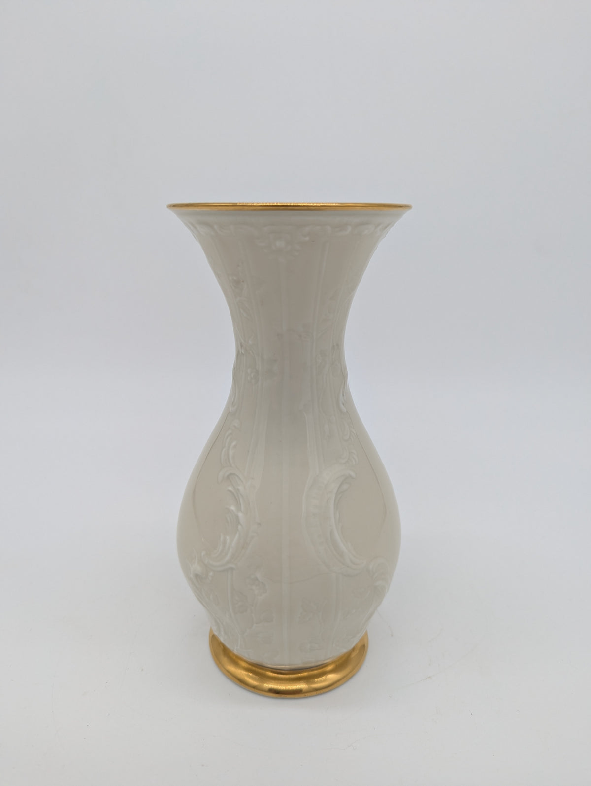 Rosenthal Porzellan Vase Reliefdekor Weiß mit Goldrand und Goldfuß – Gallery Jarrodi