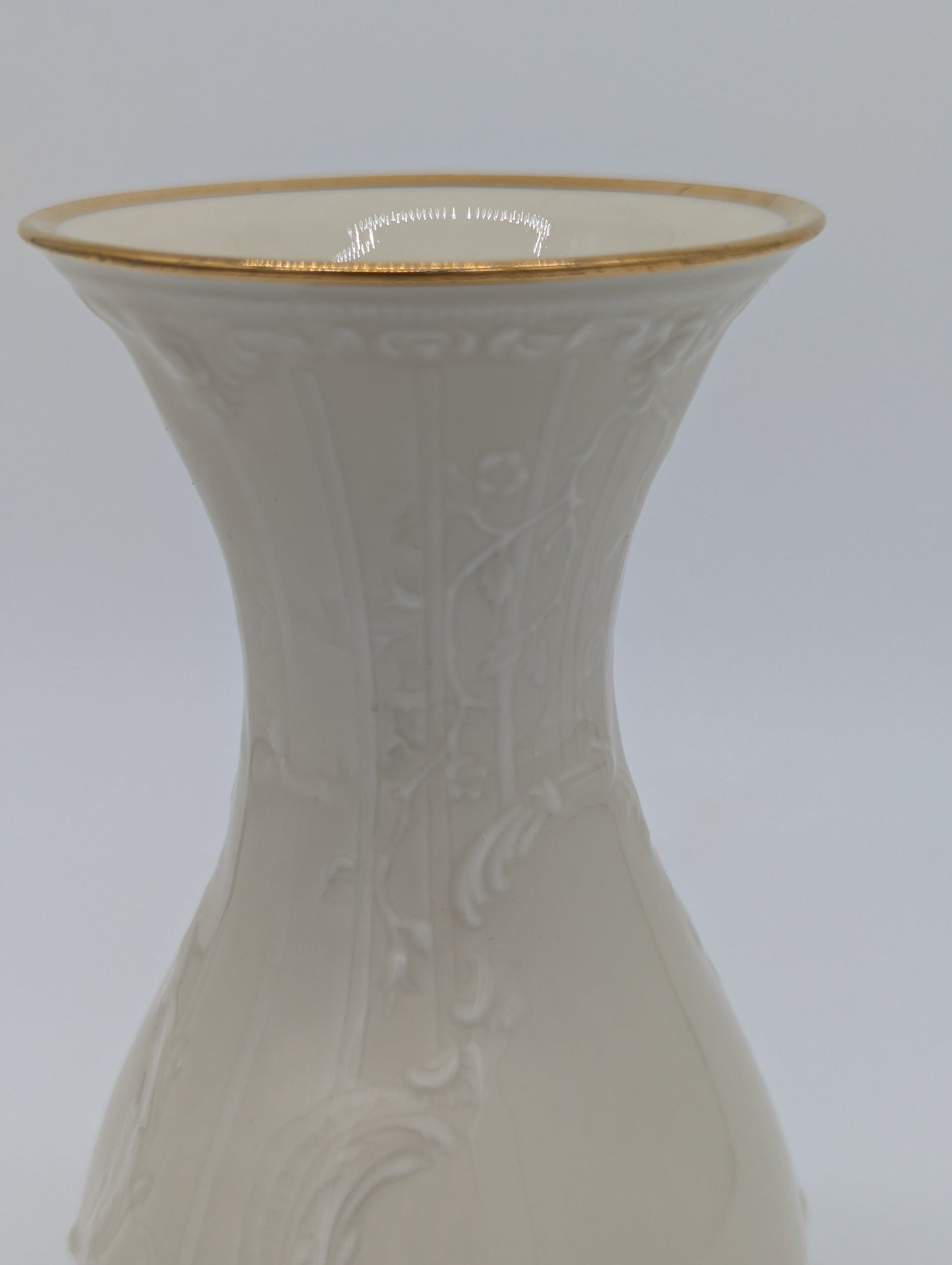 Rosenthal Porzellan Vase Reliefdekor Weiß mit Goldrand und Goldfuß