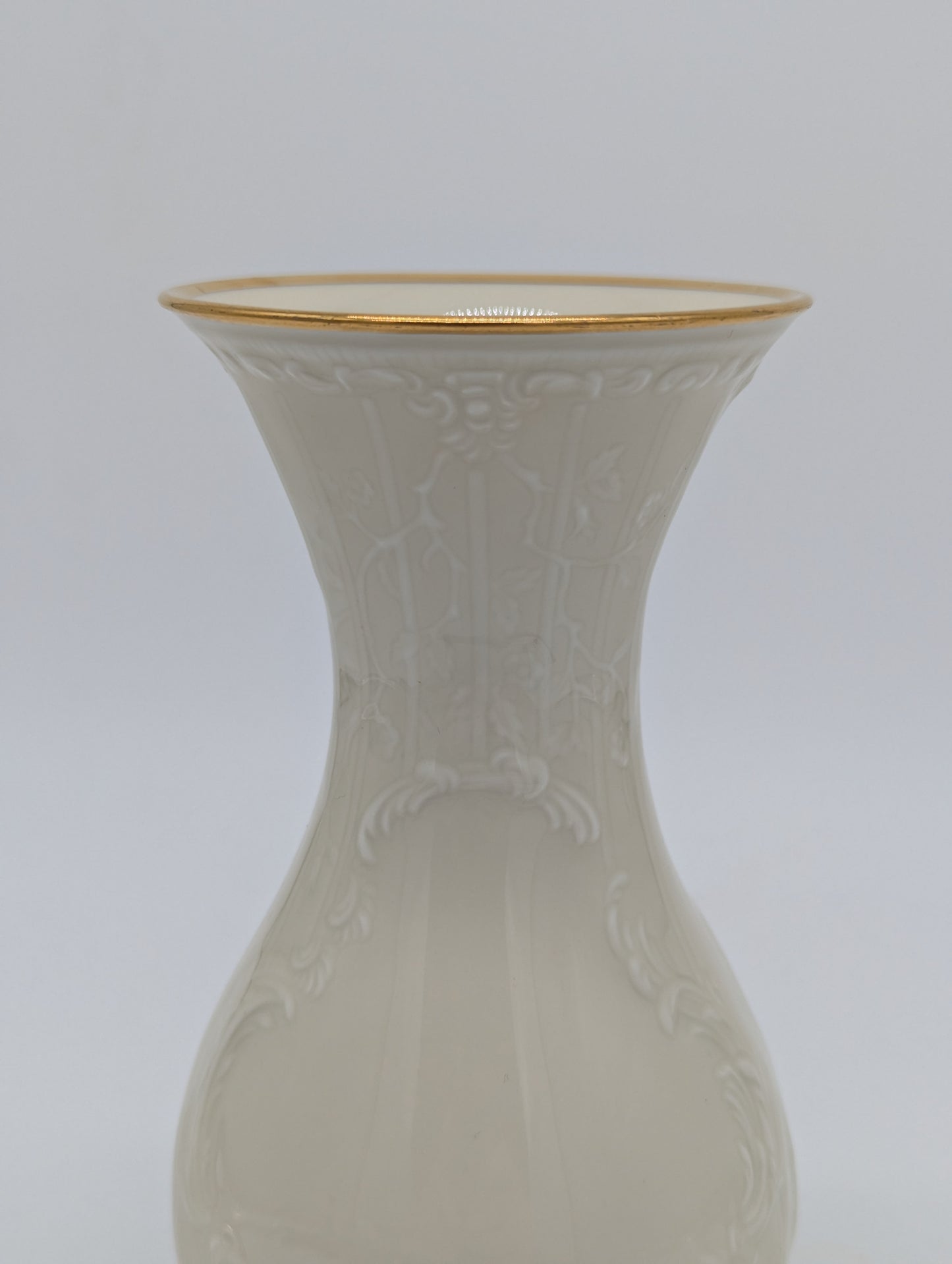 Rosenthal Porzellan Vase Reliefdekor Weiß mit Goldrand und Goldfuß