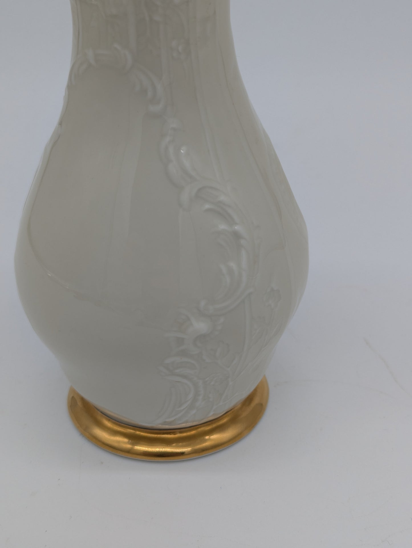 Rosenthal Porzellan Vase Reliefdekor Weiß mit Goldrand und Goldfuß