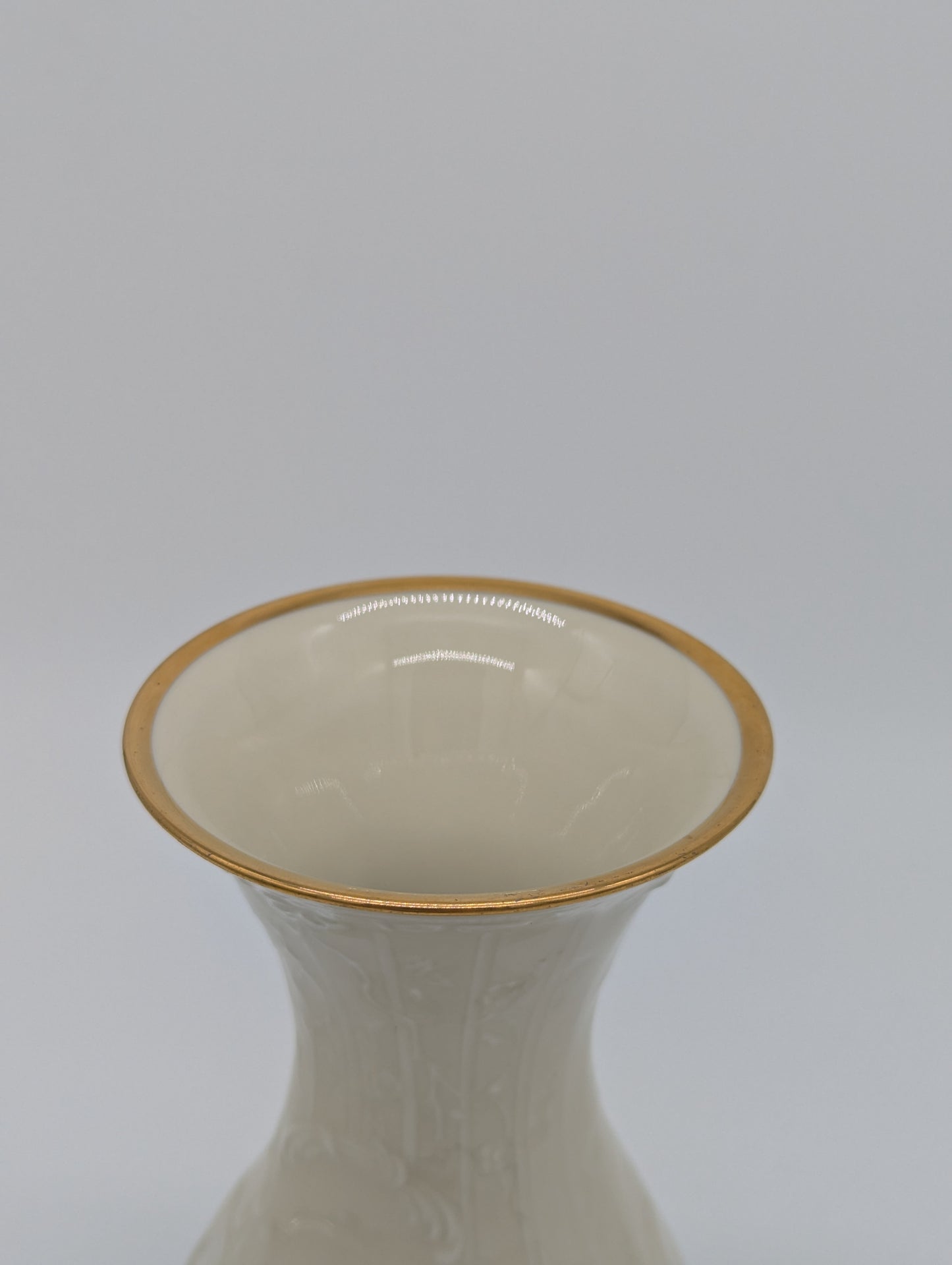 Rosenthal Porzellan Vase Reliefdekor Weiß mit Goldrand und Goldfuß