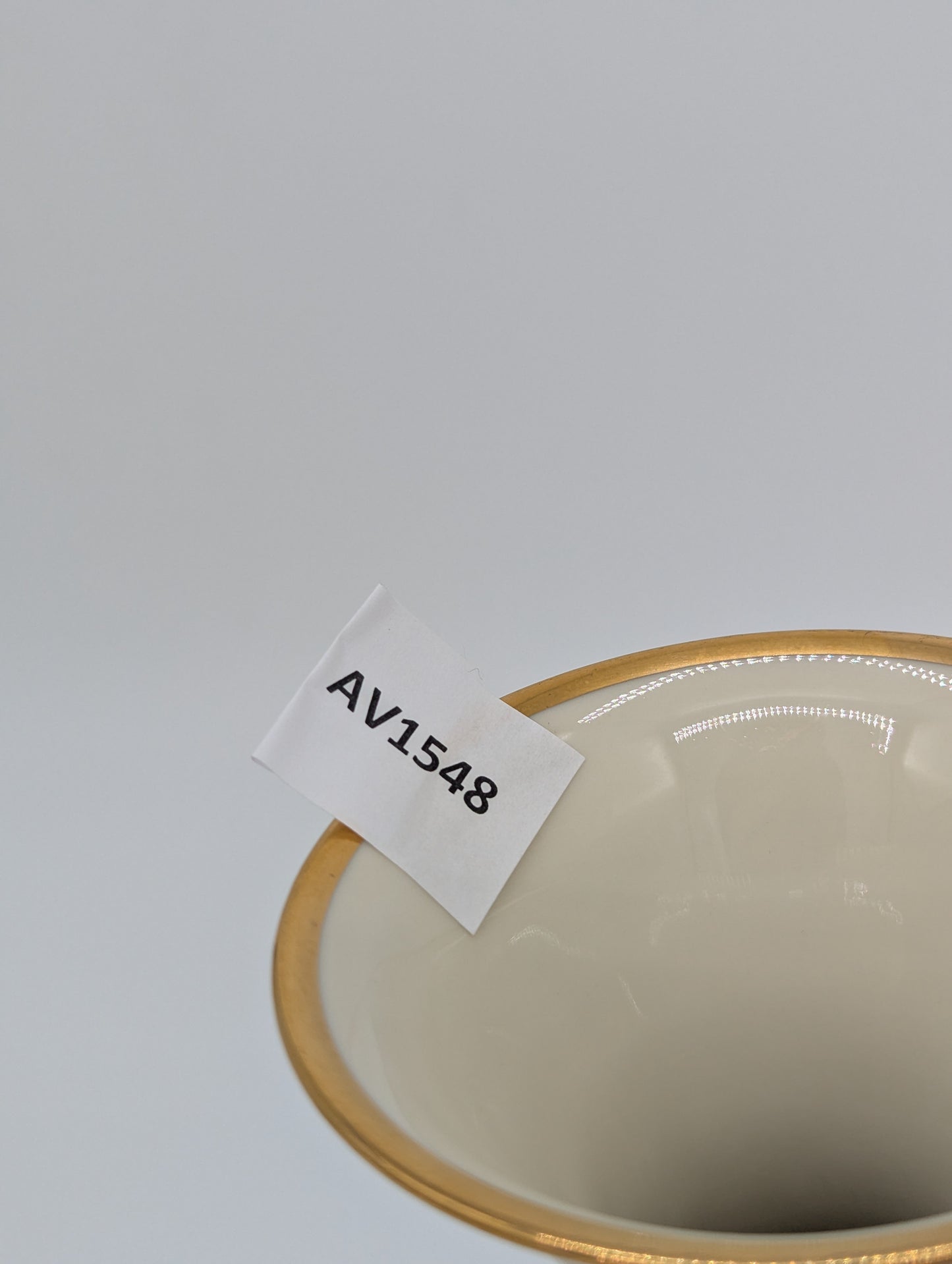 Rosenthal Porzellan Vase Reliefdekor Weiß mit Goldrand und Goldfuß