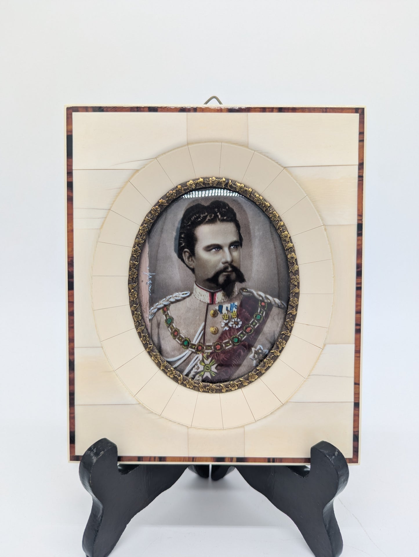 Lupenmalerei Miniaturporträt König Ludwig II. von Bayern im Zierrahmen