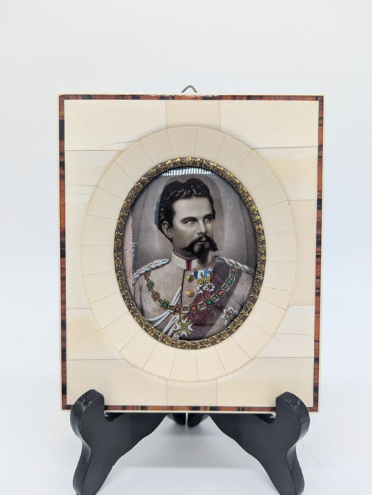 Lupenmalerei Miniaturporträt König Ludwig II. von Bayern im Zierrahmen