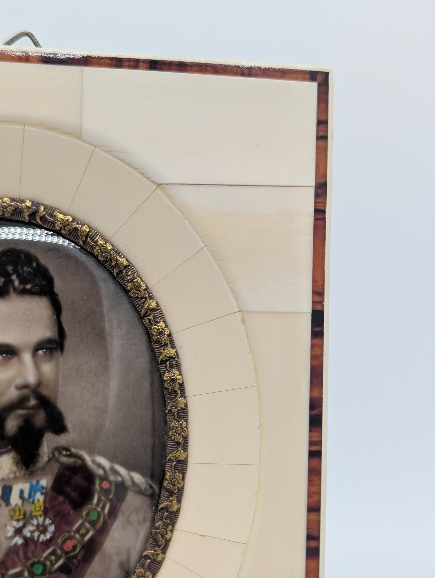 Lupenmalerei Miniaturporträt König Ludwig II. von Bayern im Zierrahmen