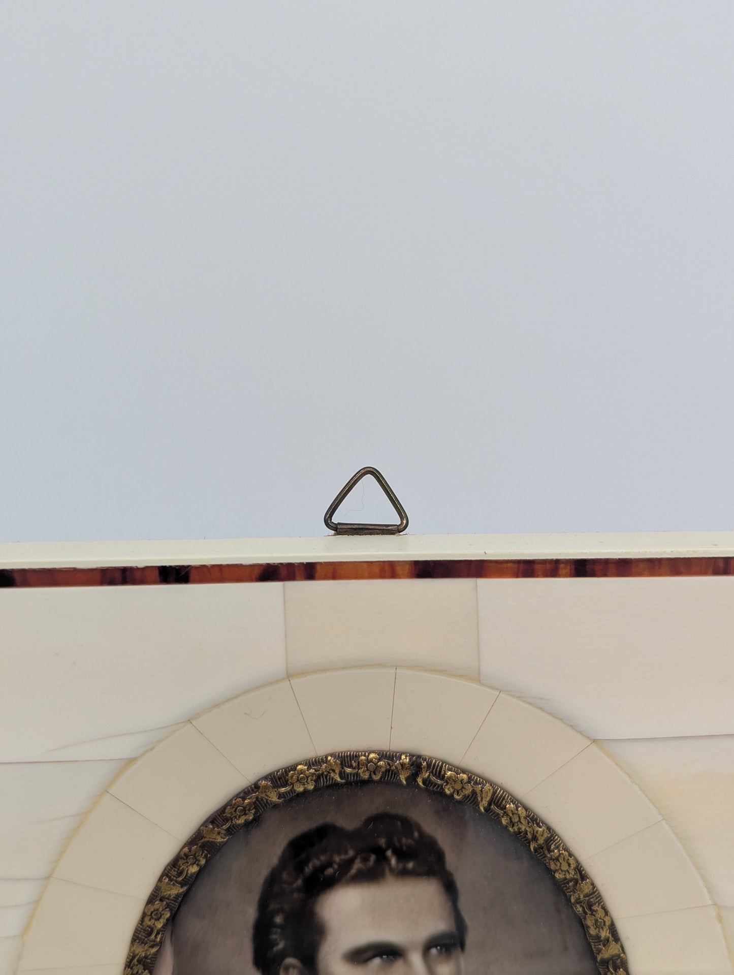 Lupenmalerei Miniaturporträt König Ludwig II. von Bayern im Zierrahmen