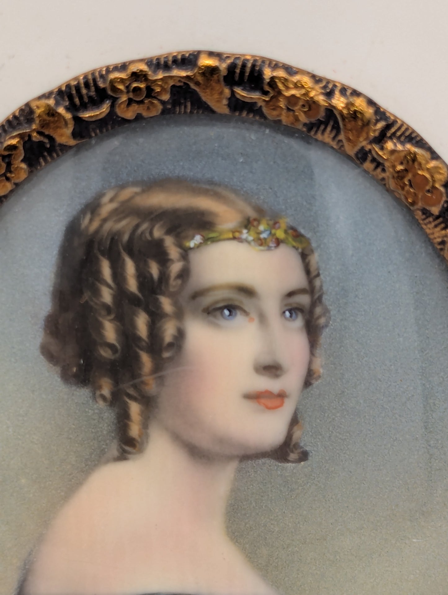 Lupenmalerei Miniaturmalerei Porträt einer Dame im blauen Kleid signiert