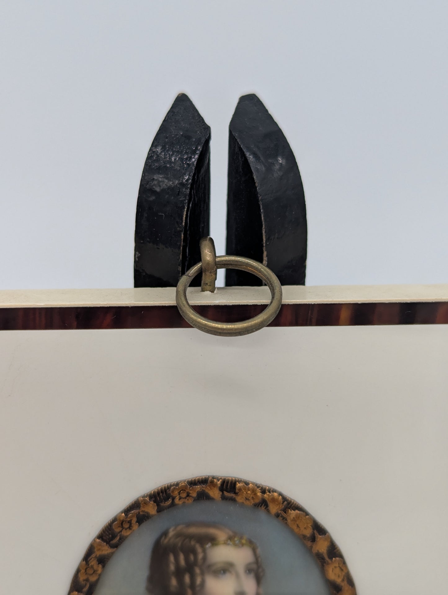 Lupenmalerei Miniaturmalerei Porträt einer Dame im blauen Kleid signiert