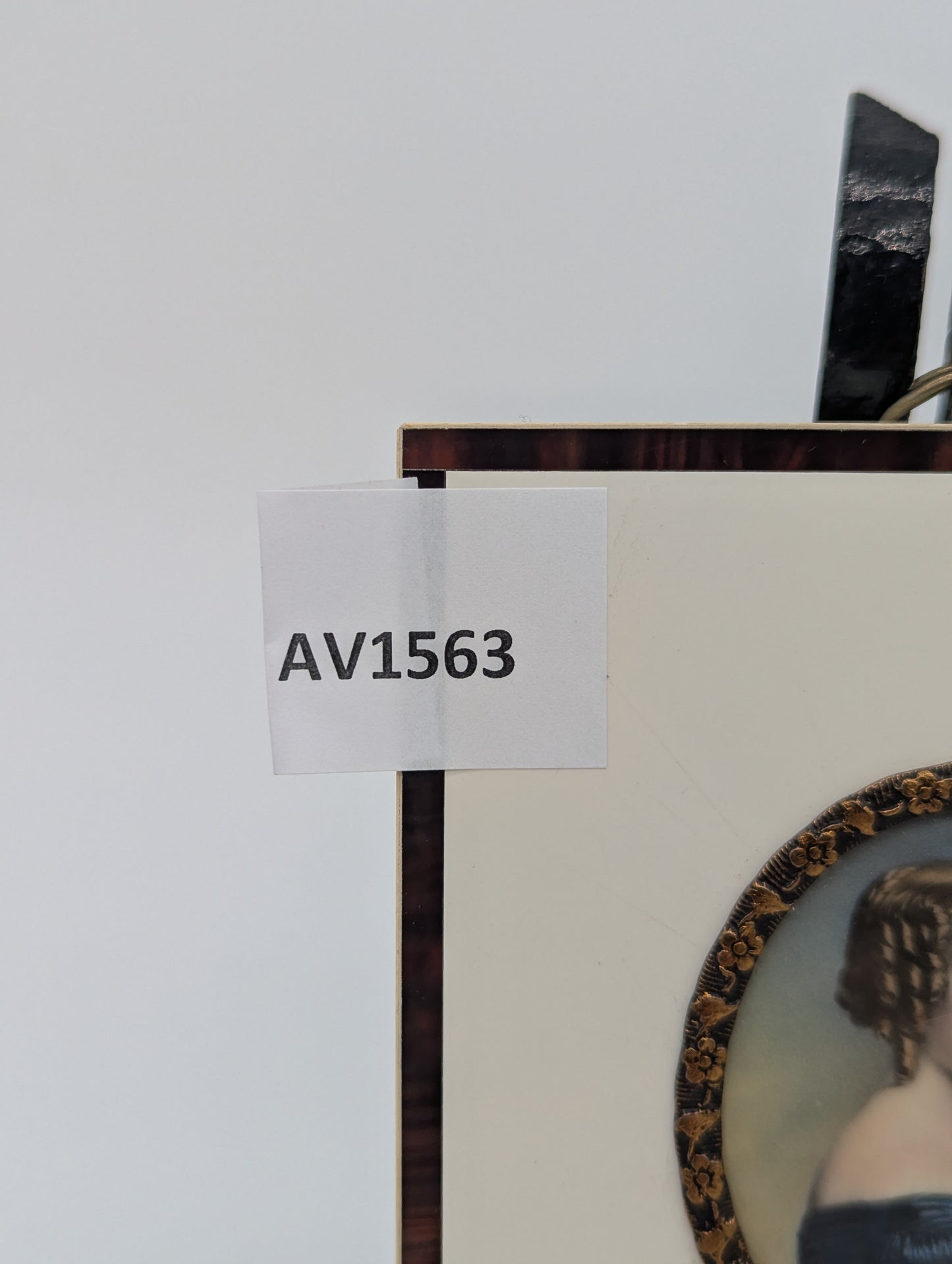 Lupenmalerei Miniaturmalerei Porträt einer Dame im blauen Kleid signiert