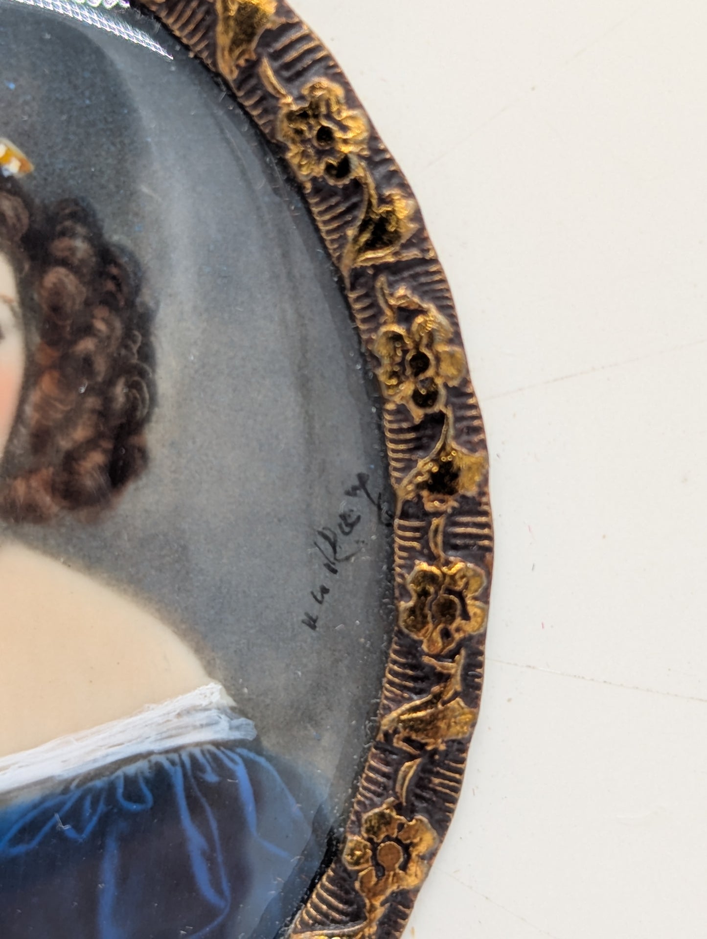 Lupenmalerei Miniaturmalerei Porträt einer Dame im blauen Kleid signiert