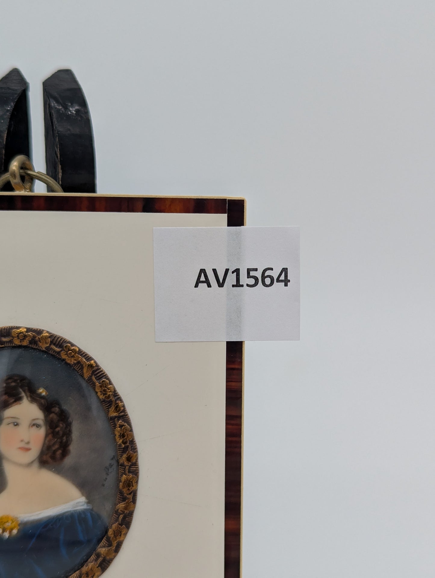 Lupenmalerei Miniaturmalerei Porträt einer Dame im blauen Kleid signiert