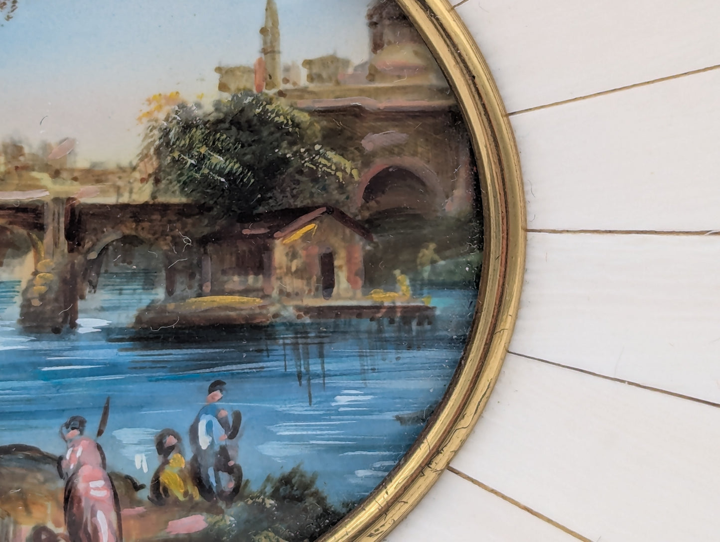 Lupenmalerei Italienische Flusslandschaft mit Figuren Miniatur im Rahmen