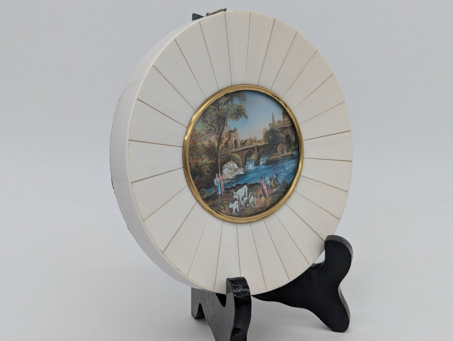 Lupenmalerei Italienische Flusslandschaft mit Figuren Miniatur im Rahmen