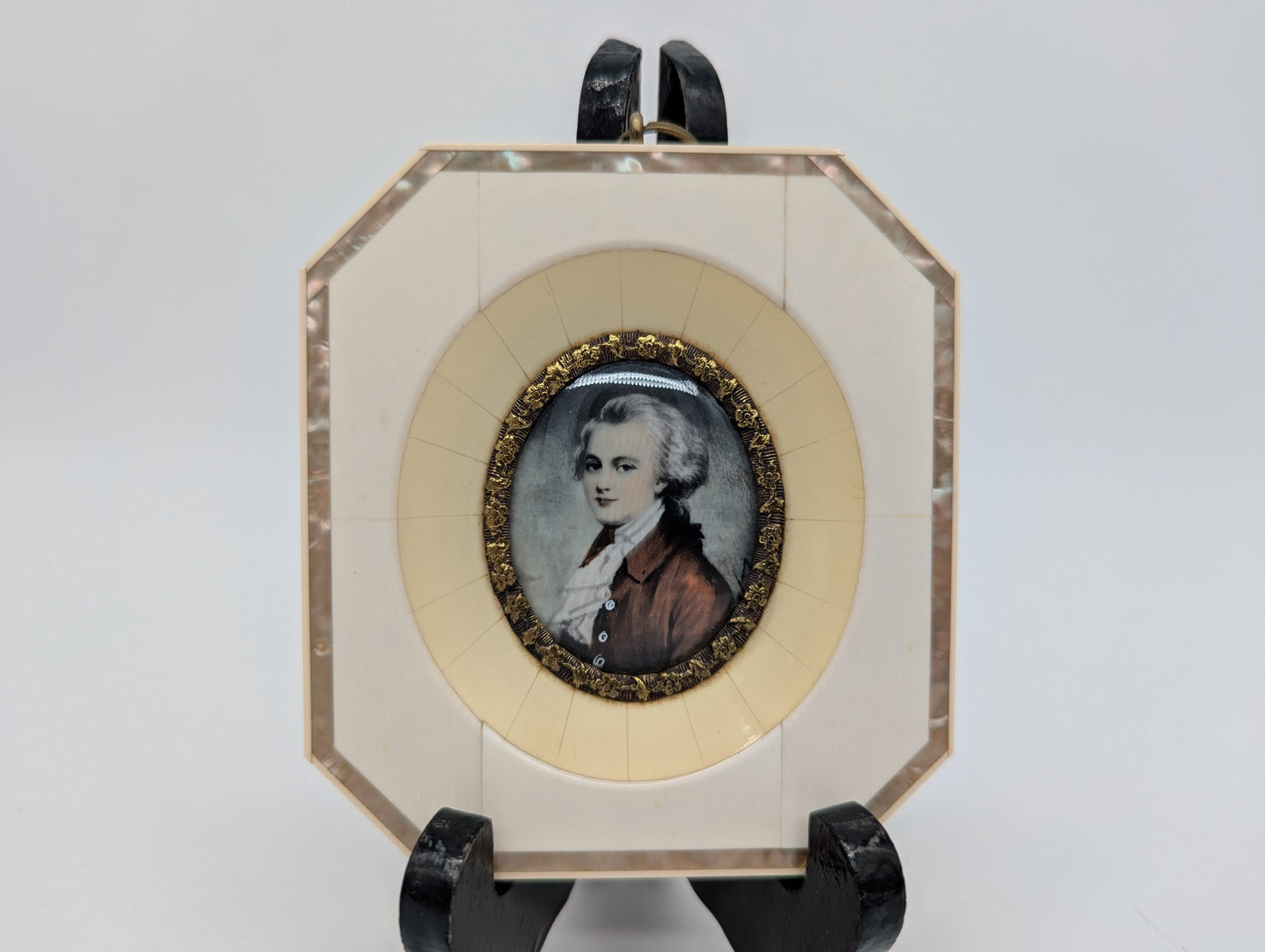 Lupenmalerei junger Mann im roten Gehrock feine Porträt Miniatur im Rahmen