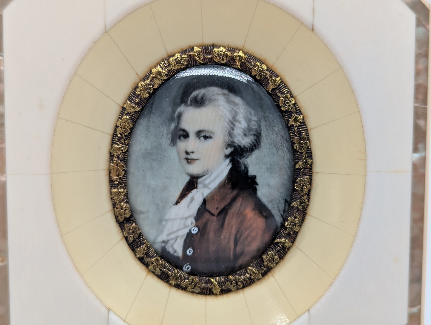 Lupenmalerei junger Mann im roten Gehrock feine Porträt Miniatur im Rahmen