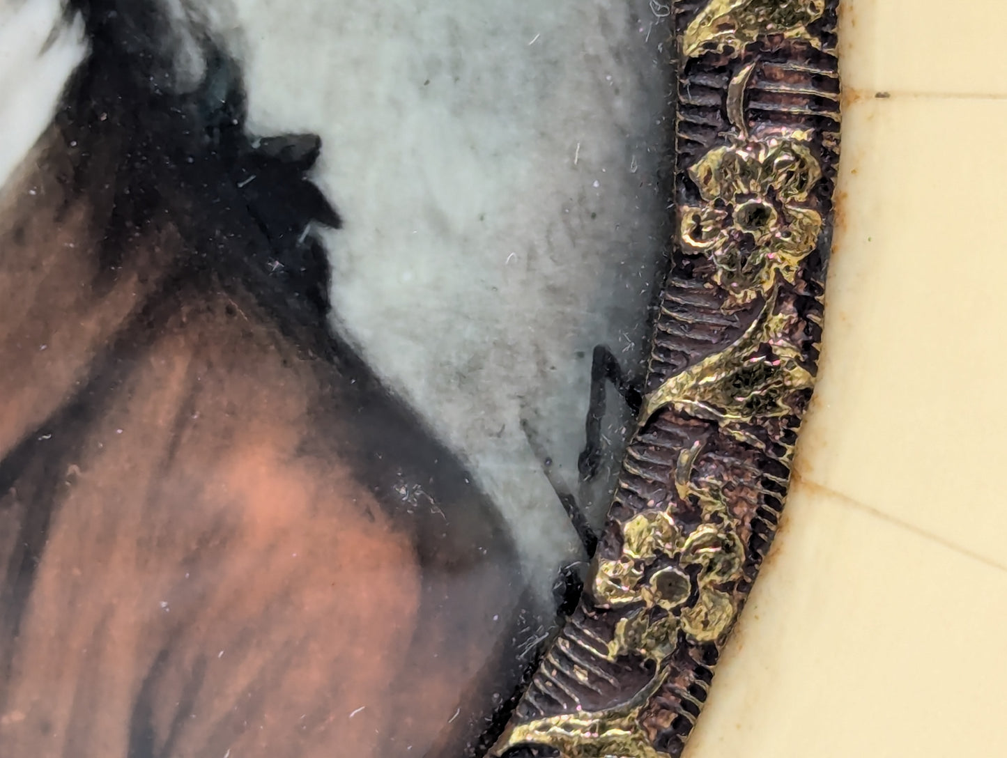 Lupenmalerei junger Mann im roten Gehrock feine Porträt Miniatur im Rahmen