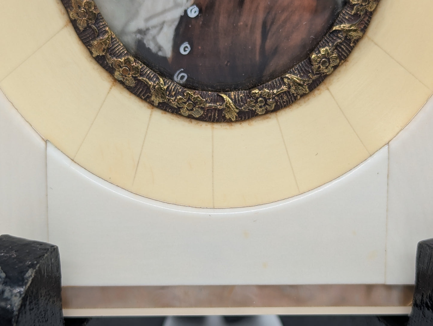 Lupenmalerei junger Mann im roten Gehrock feine Porträt Miniatur im Rahmen