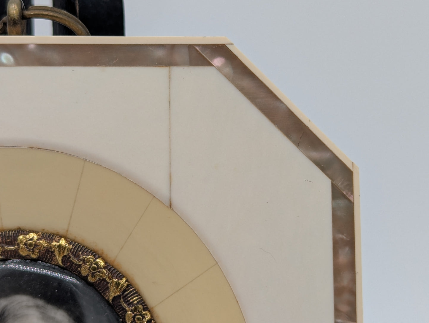 Lupenmalerei junger Mann im roten Gehrock feine Porträt Miniatur im Rahmen