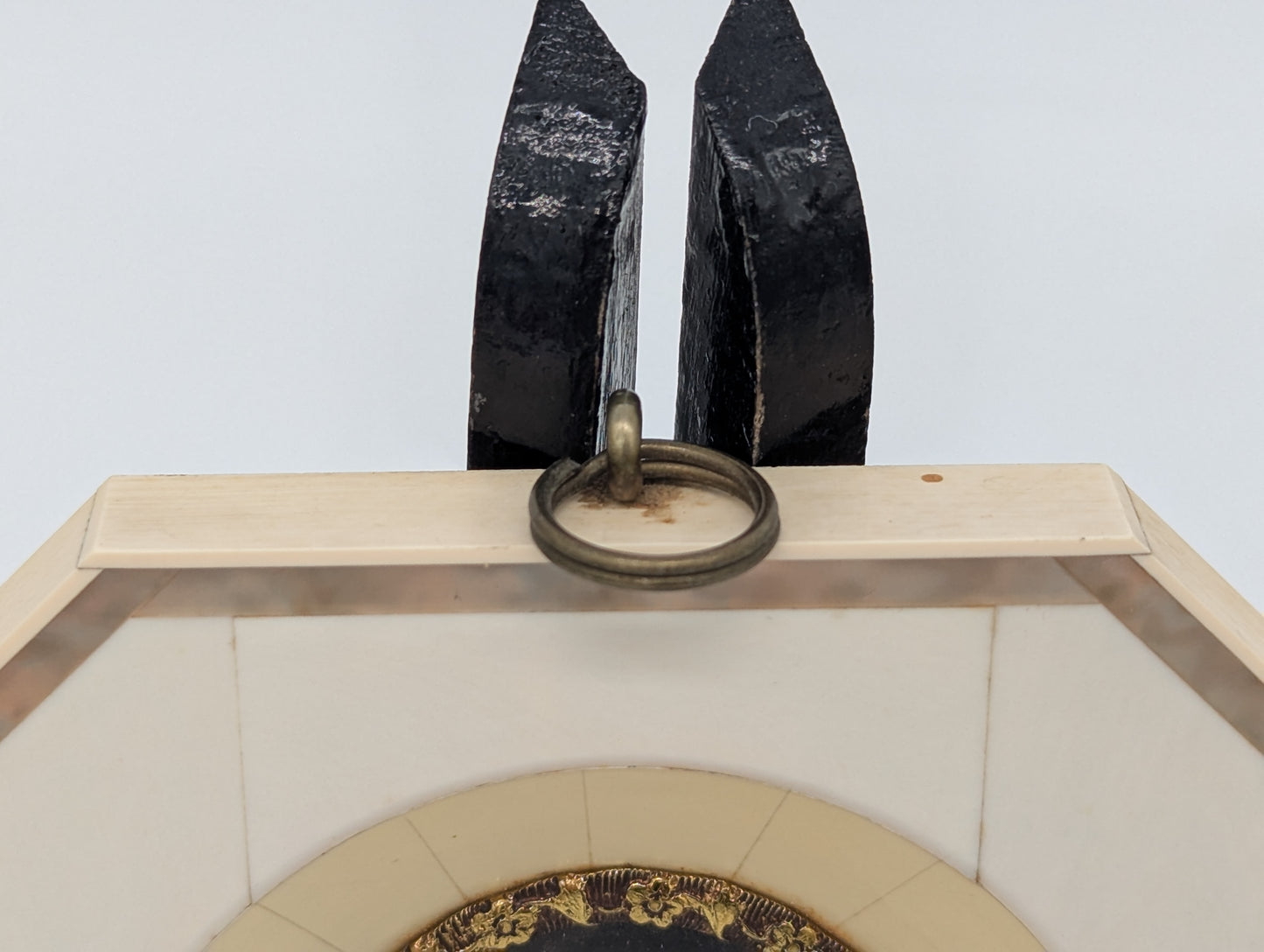 Lupenmalerei junger Mann im roten Gehrock feine Porträt Miniatur im Rahmen