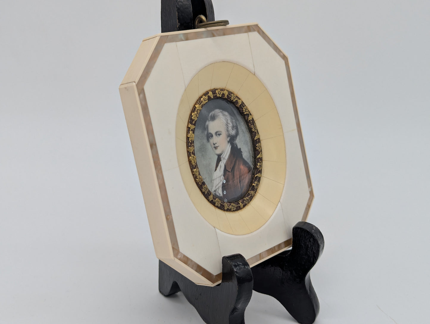 Lupenmalerei junger Mann im roten Gehrock feine Porträt Miniatur im Rahmen