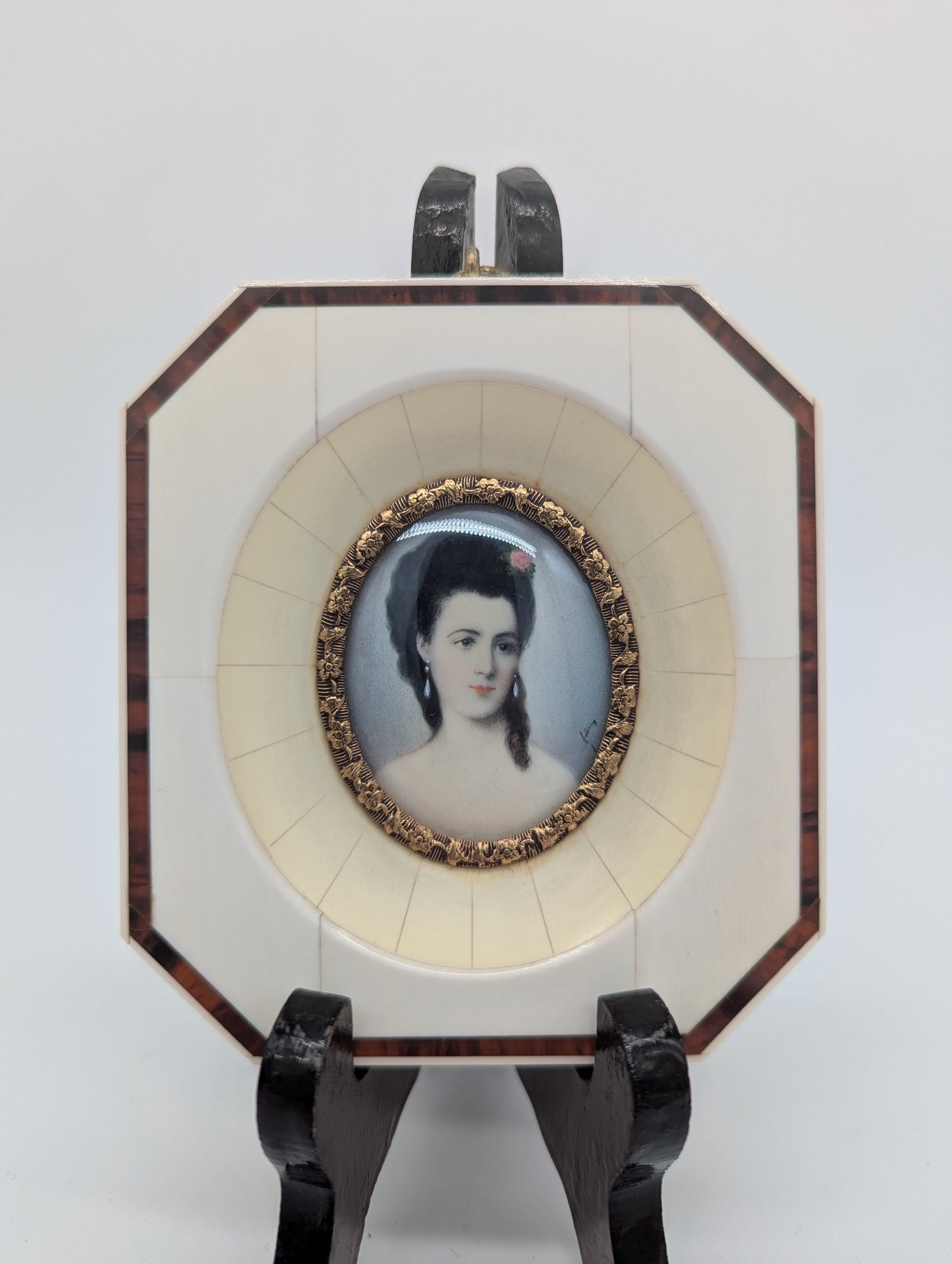 Lupenmalerei Dame mit Perlenohrringen feine Porträt Miniatur im Rahmen Bild