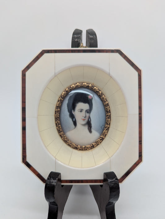 Lupenmalerei Dame mit Perlenohrringen feine Porträt Miniatur im Rahmen Bild