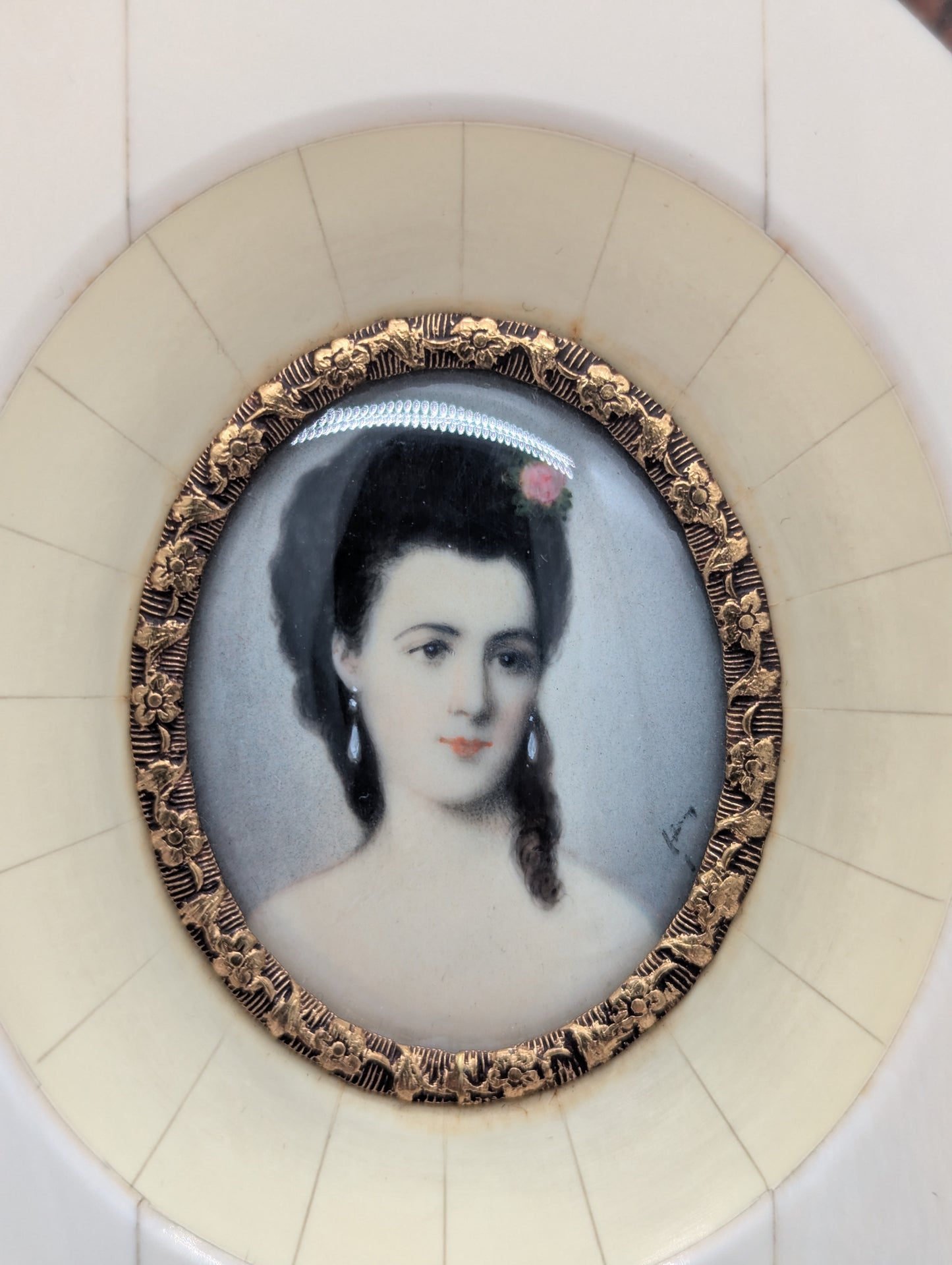 Lupenmalerei Dame mit Perlenohrringen feine Porträt Miniatur im Rahmen Bild