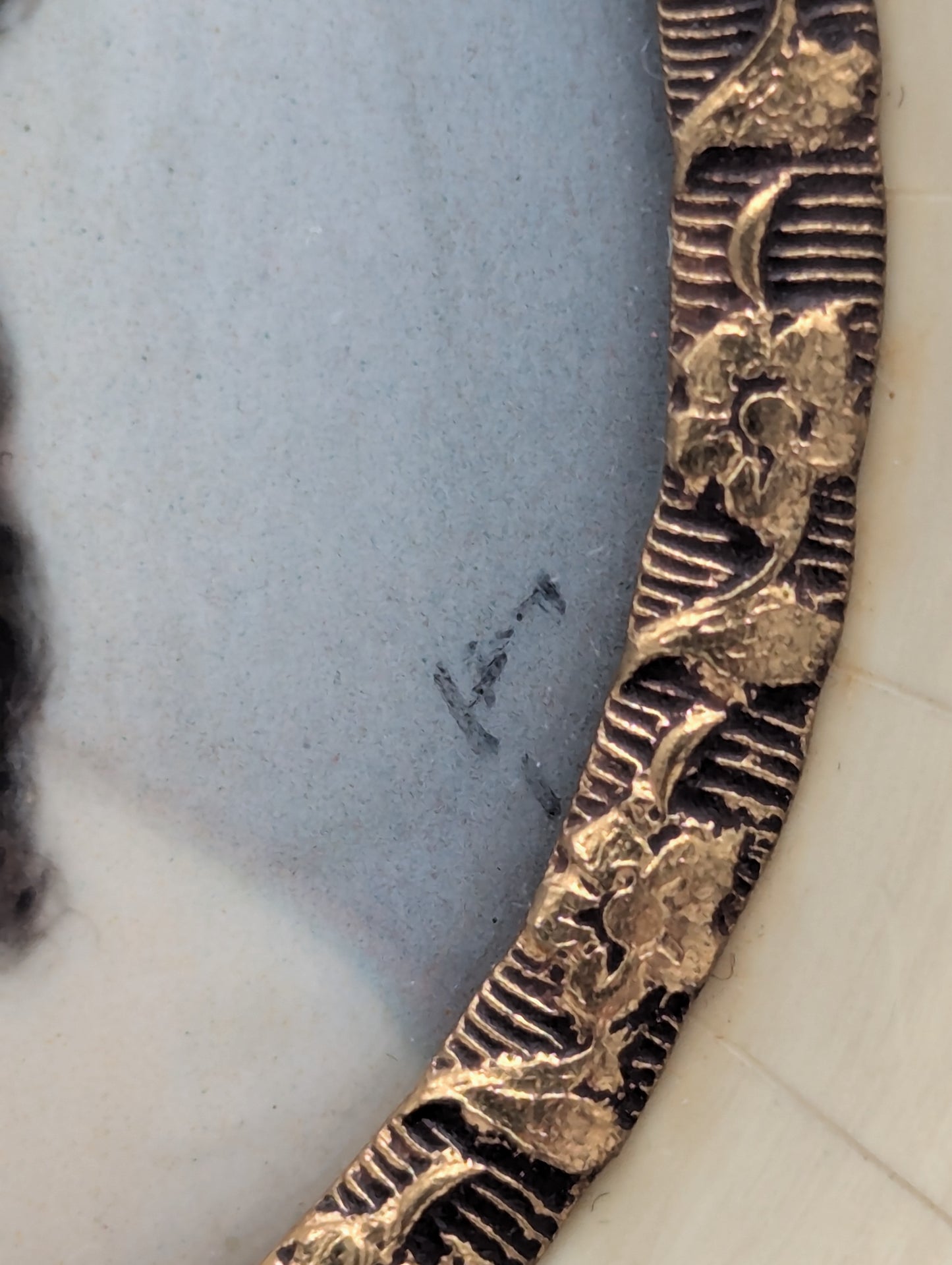 Lupenmalerei Dame mit Perlenohrringen feine Porträt Miniatur im Rahmen Bild