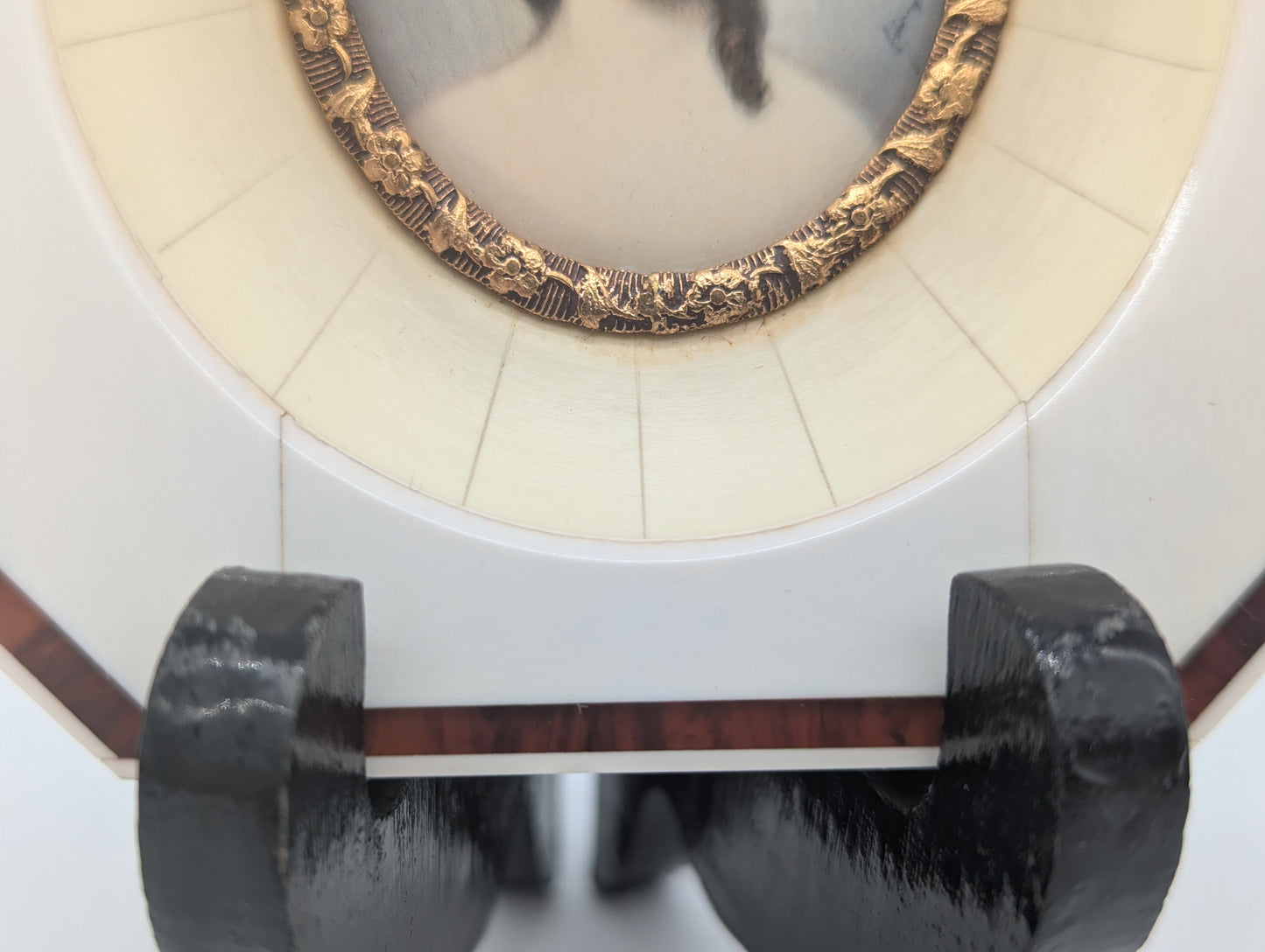 Lupenmalerei Dame mit Perlenohrringen feine Porträt Miniatur im Rahmen Bild