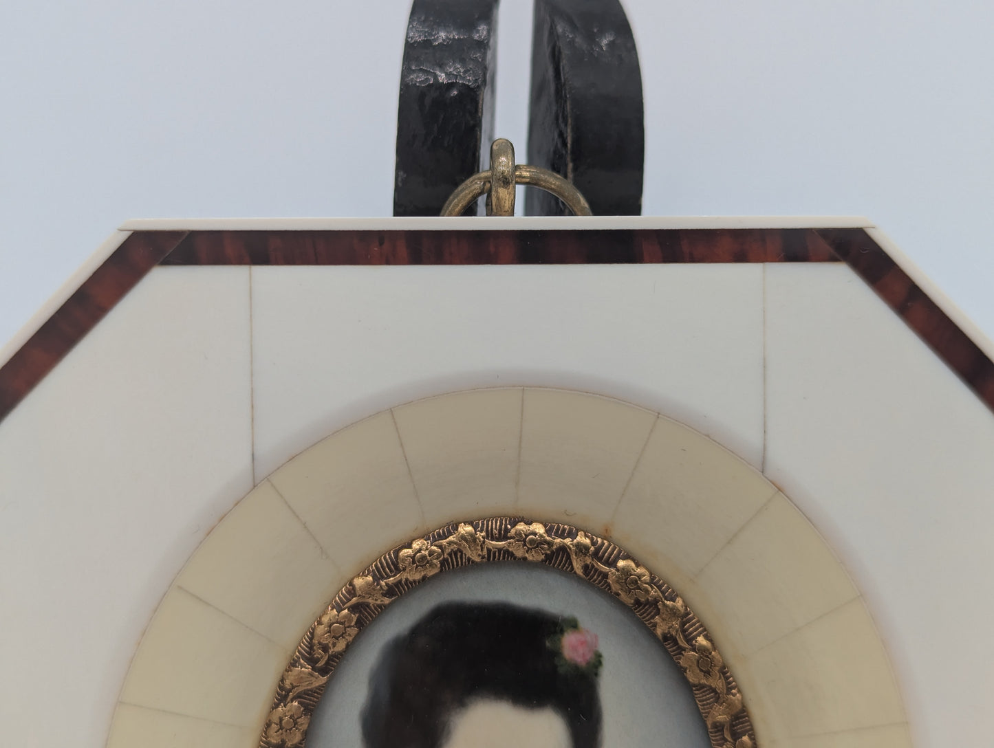 Lupenmalerei Dame mit Perlenohrringen feine Porträt Miniatur im Rahmen Bild