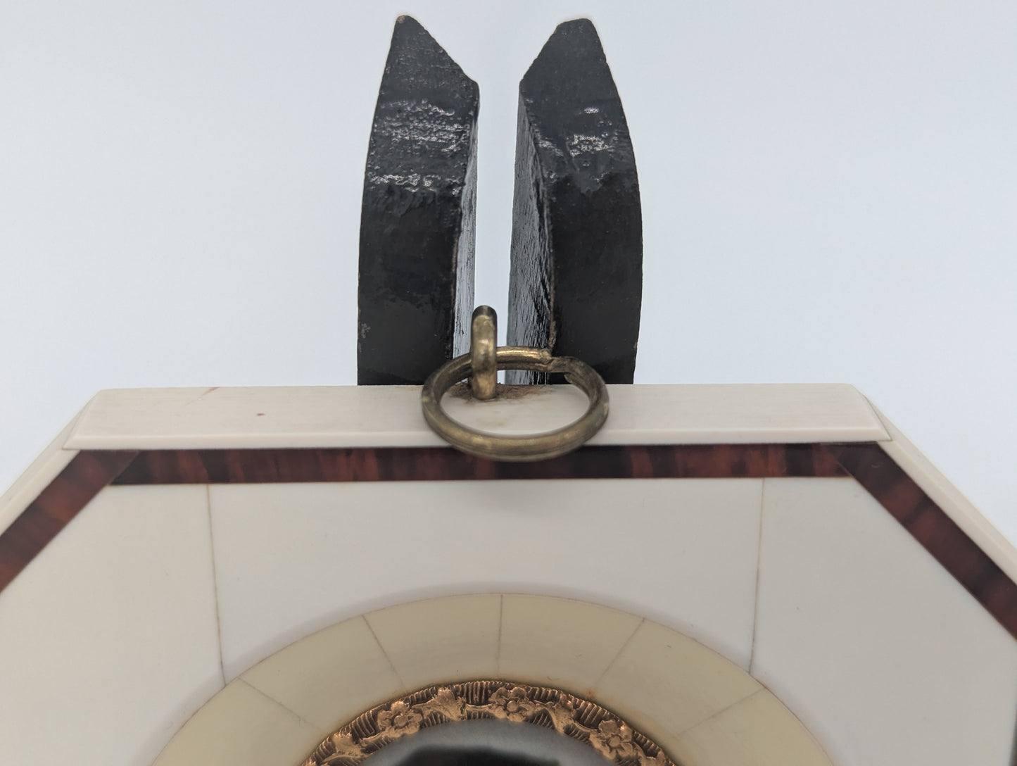 Lupenmalerei Dame mit Perlenohrringen feine Porträt Miniatur im Rahmen Bild