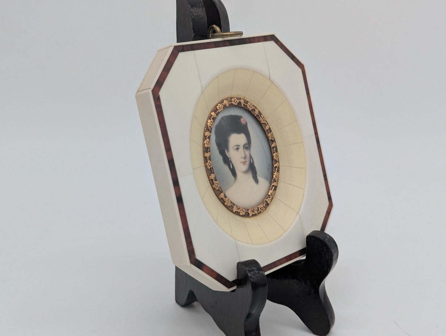 Lupenmalerei Dame mit Perlenohrringen feine Porträt Miniatur im Rahmen Bild