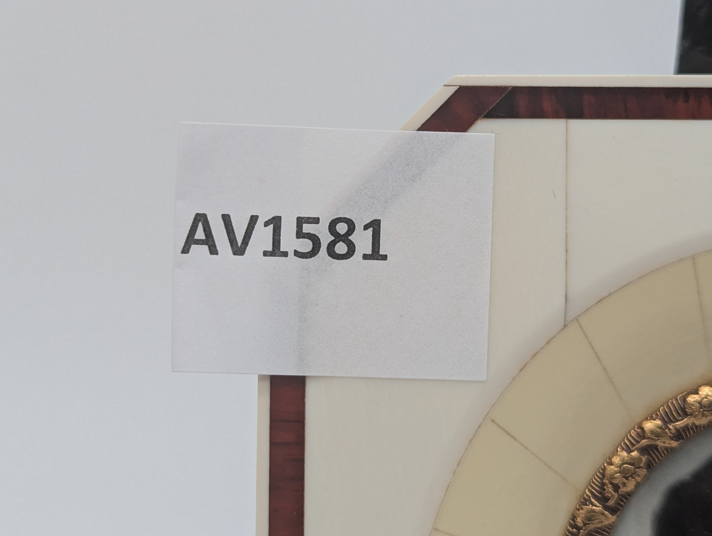 Lupenmalerei Dame mit Perlenohrringen feine Porträt Miniatur im Rahmen Bild