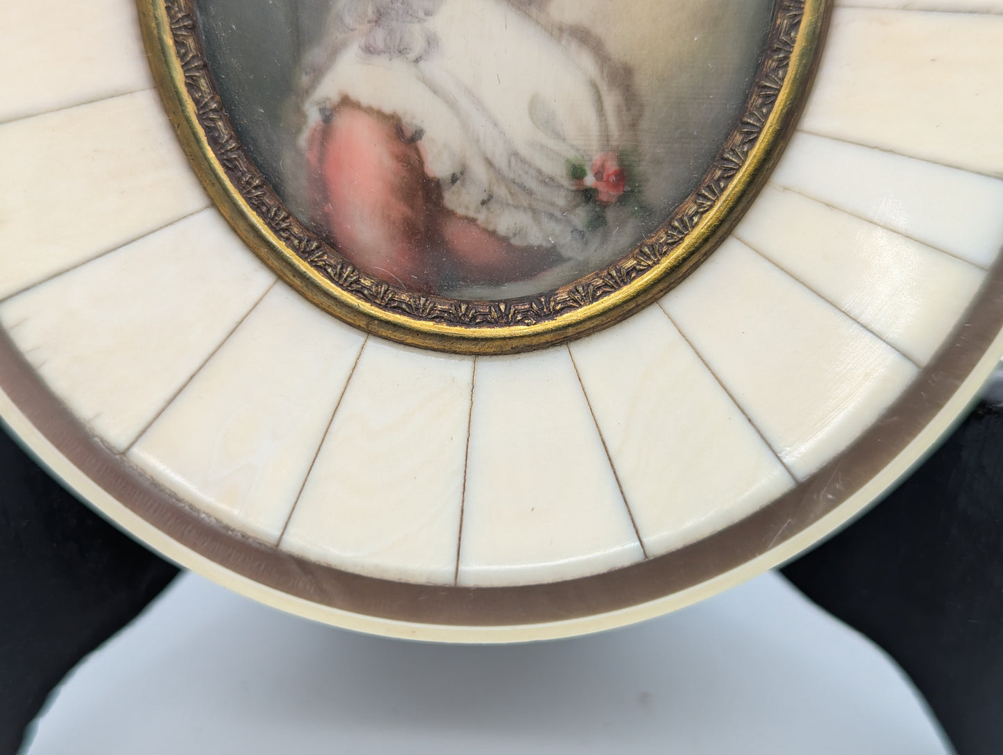 Lupenmalerei Edle Dame im Rokoko-Stil Porträt Miniatur im Rahmen