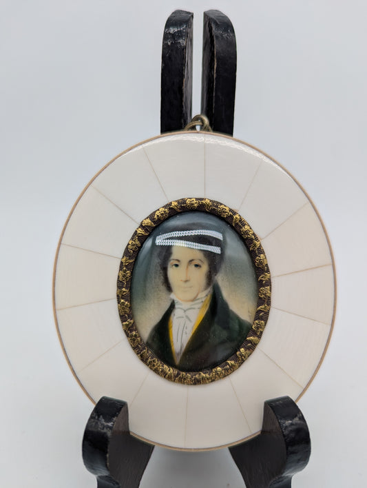 Lupenmalerei Miniaturmalerei feines Herrenportrait im klassischen Rahmen