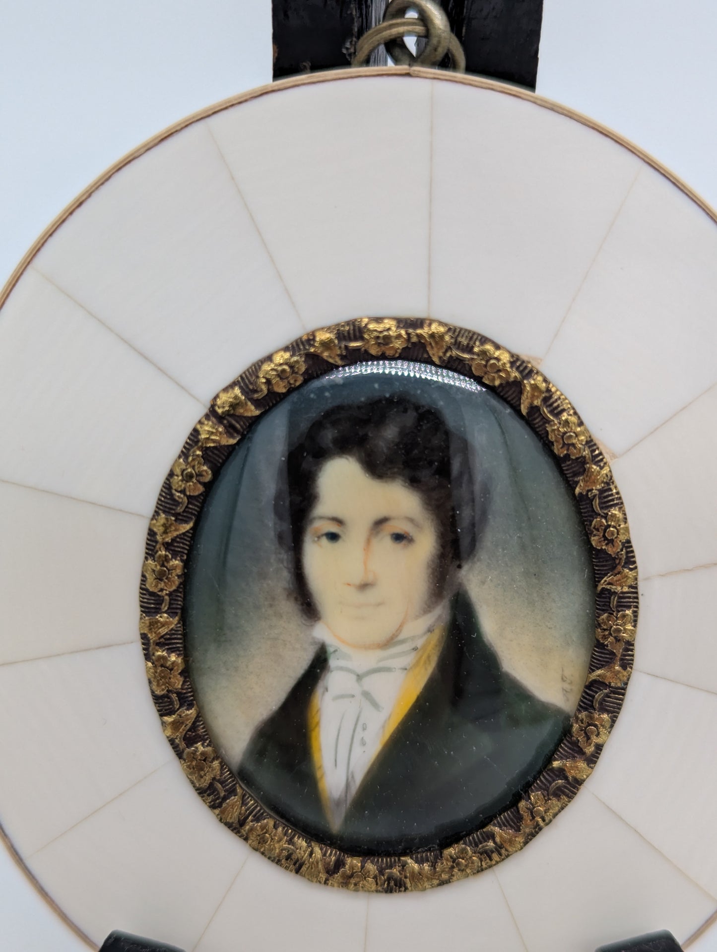 Lupenmalerei Miniaturmalerei feines Herrenportrait im klassischen Rahmen