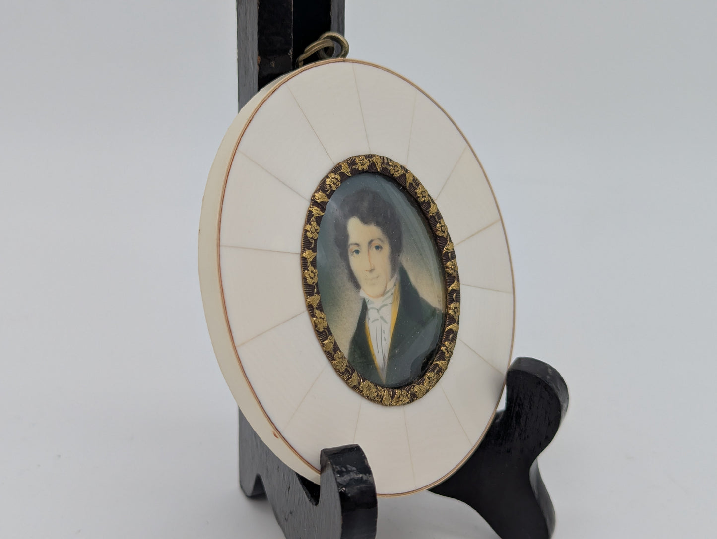 Lupenmalerei Miniaturmalerei feines Herrenportrait im klassischen Rahmen