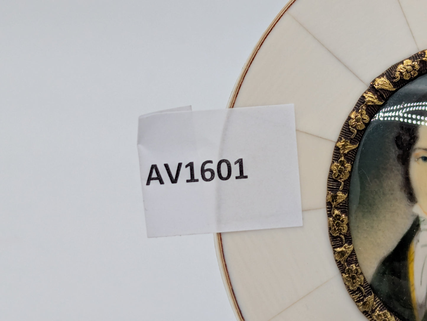 Lupenmalerei Miniaturmalerei feines Herrenportrait im klassischen Rahmen