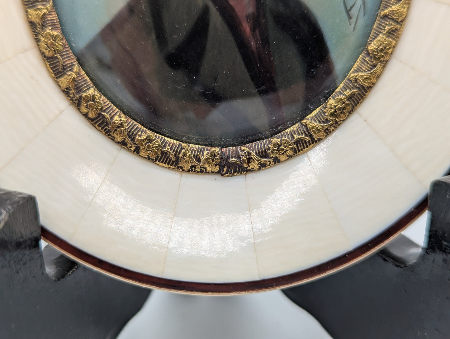 Lupenmalerei Junger Gentleman feines klassisches Porträt im Rahmen