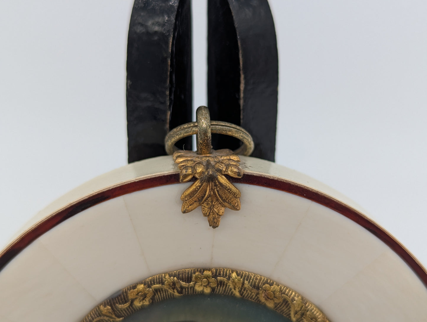 Lupenmalerei Junger Gentleman feines klassisches Porträt im Rahmen