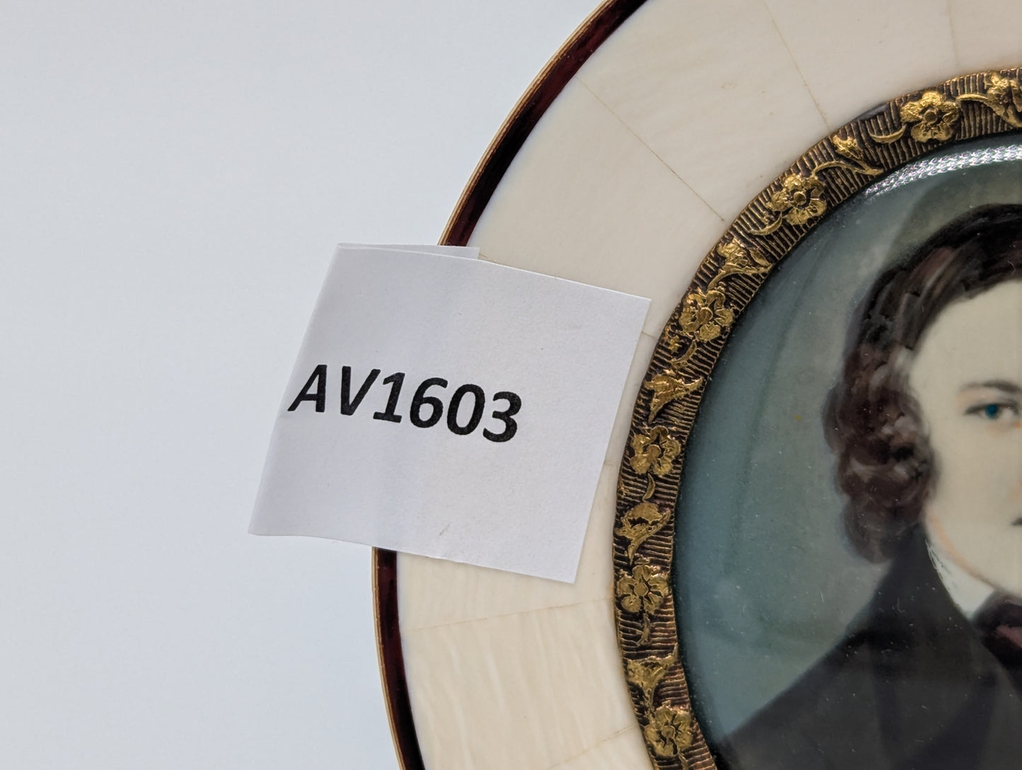 Lupenmalerei Junger Gentleman feines klassisches Porträt im Rahmen