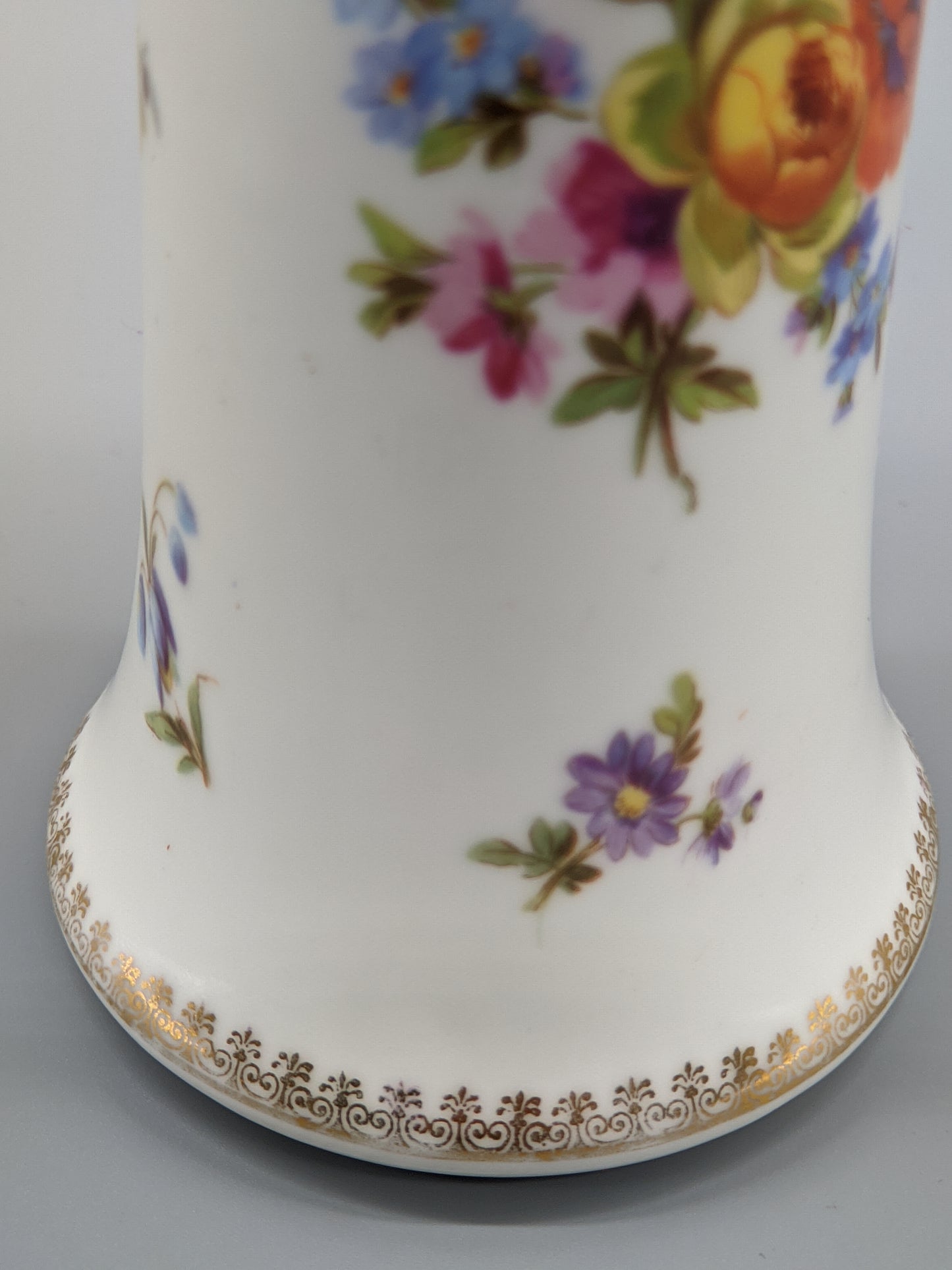 Antike Beyer und Bock Porzellan Vase Florales Dekor mit Goldrand
