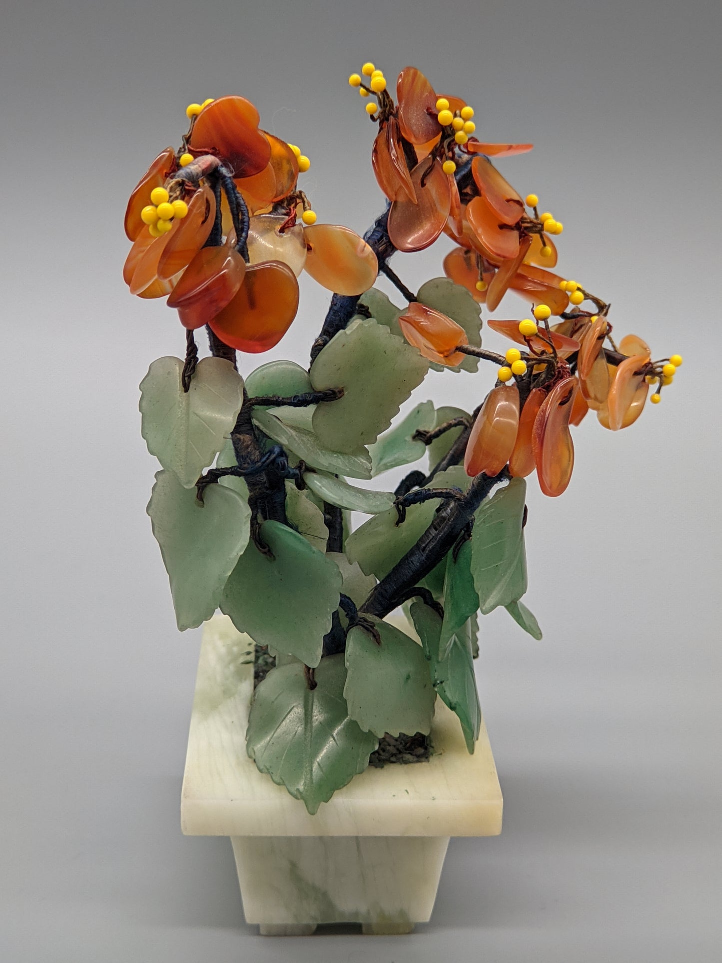 Asiatischer Edelstein Bonsai Baum Kunstvoller Jade und Karneol Dekobaum