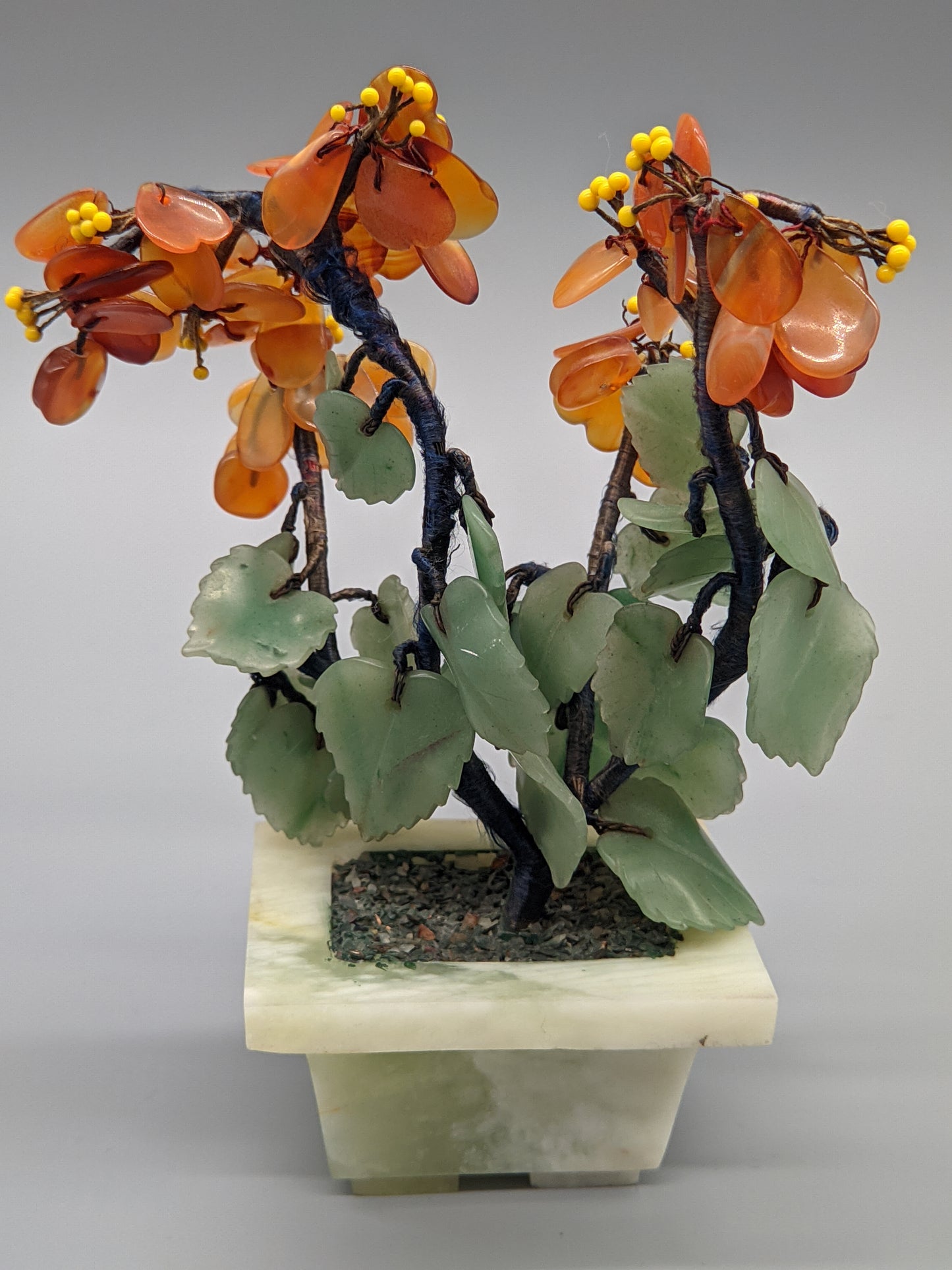 Asiatischer Edelstein Bonsai Baum Kunstvoller Jade und Karneol Dekobaum