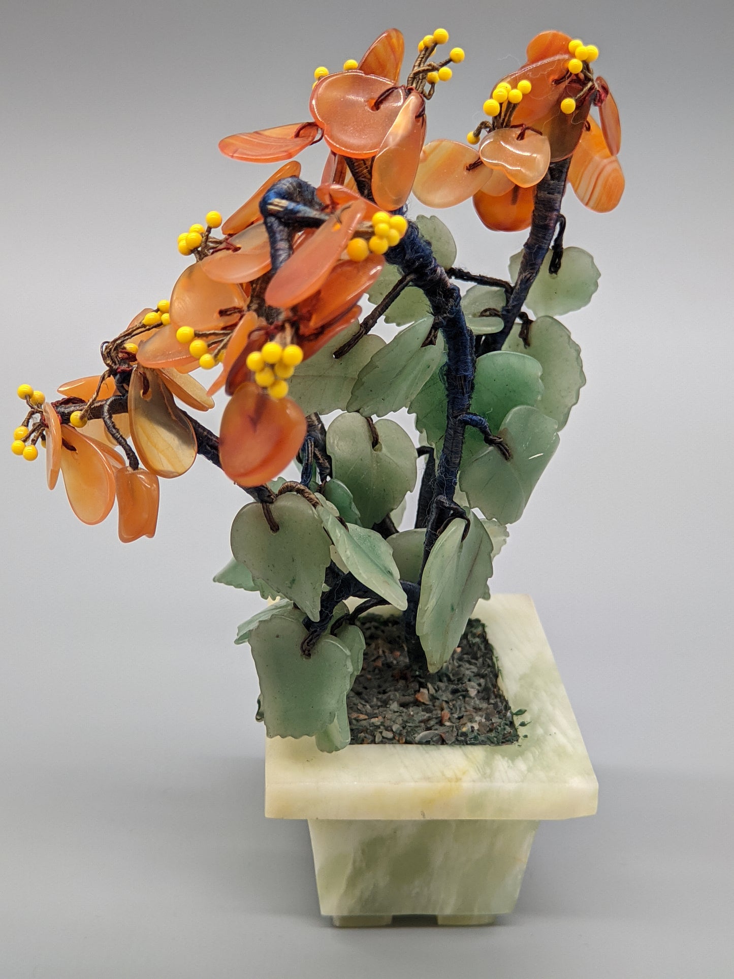 Asiatischer Edelstein Bonsai Baum Kunstvoller Jade und Karneol Dekobaum