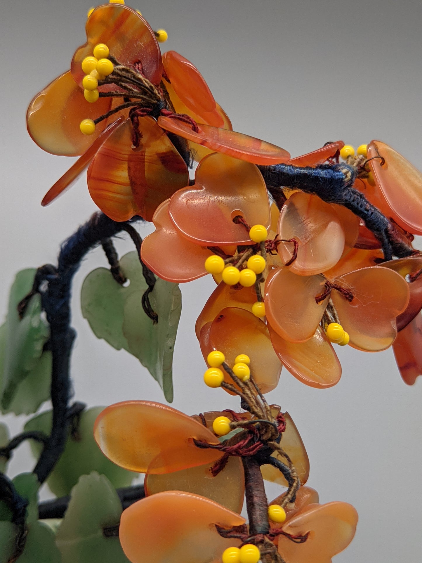 Asiatischer Edelstein Bonsai Baum Kunstvoller Jade und Karneol Dekobaum