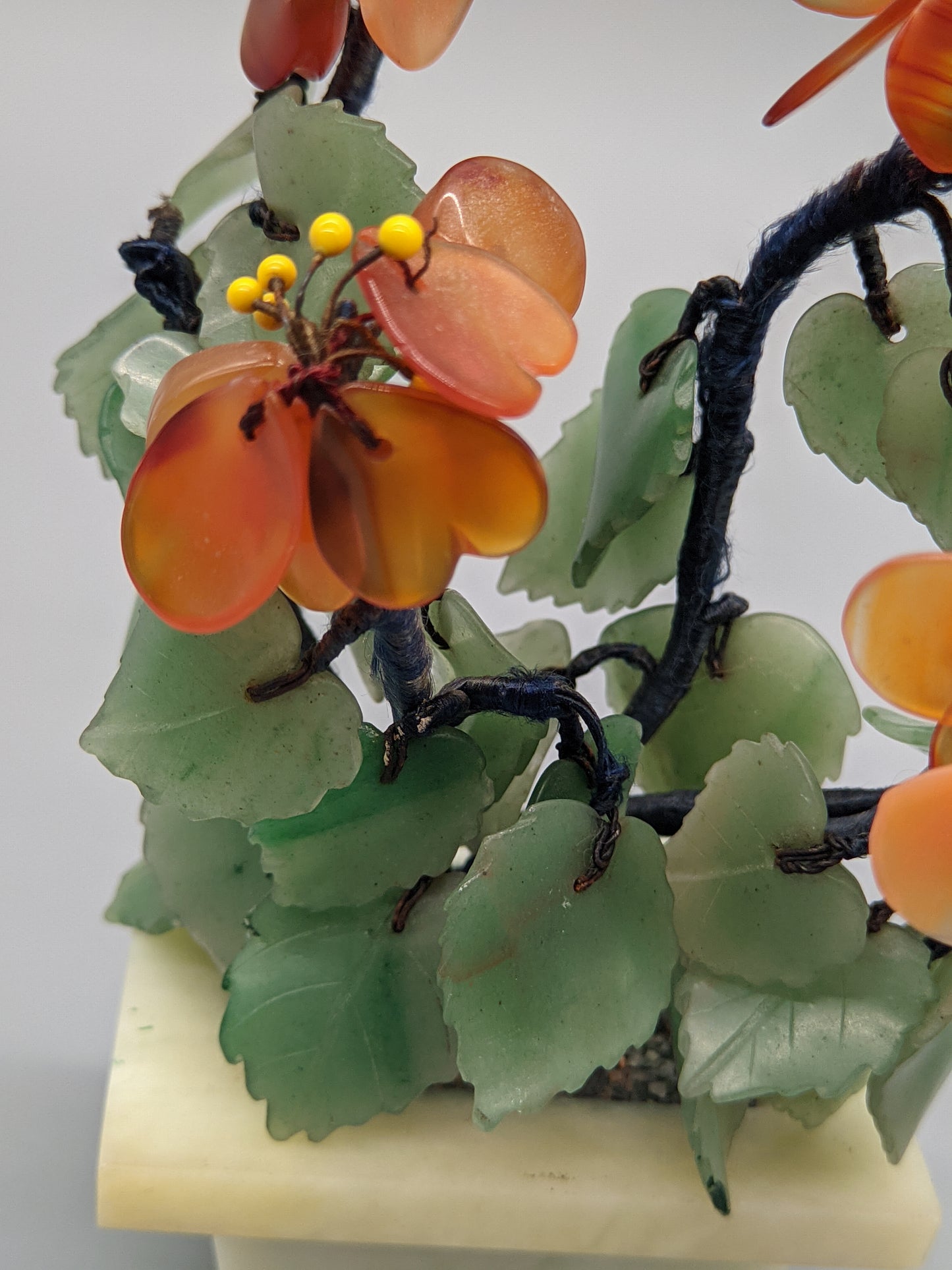 Asiatischer Edelstein Bonsai Baum Kunstvoller Jade und Karneol Dekobaum
