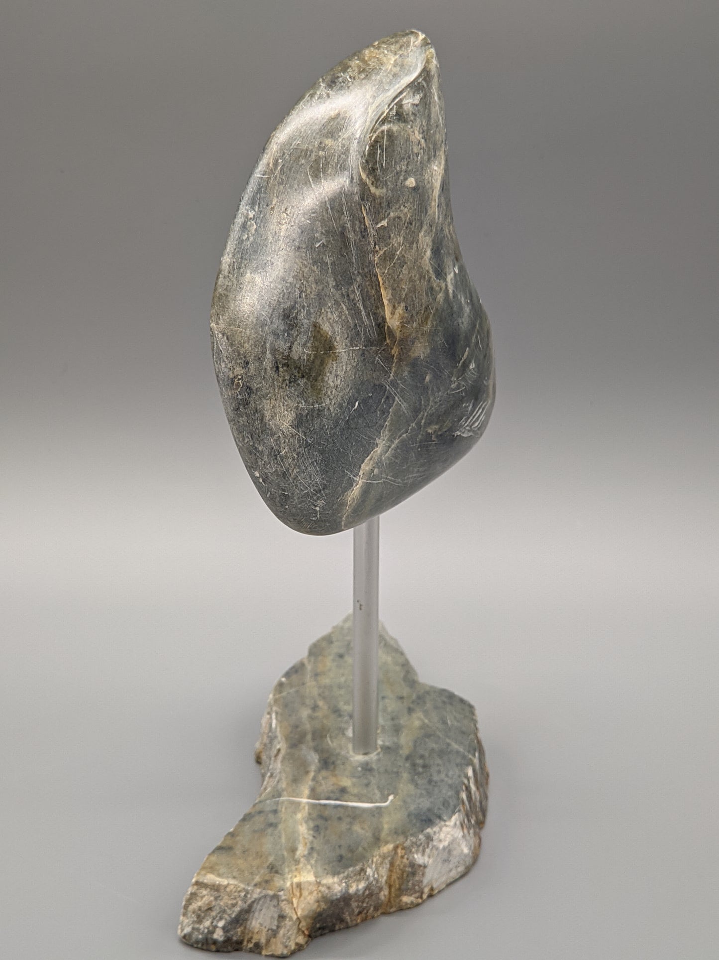 Abstrakte Inuit Speckstein Skulptur Kunstvolles Design aus Kanada