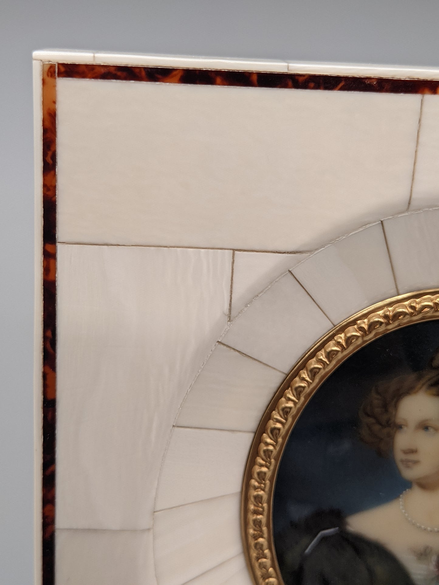 Antikes Miniatur Porträt einer Dame im Mosaikrahmen