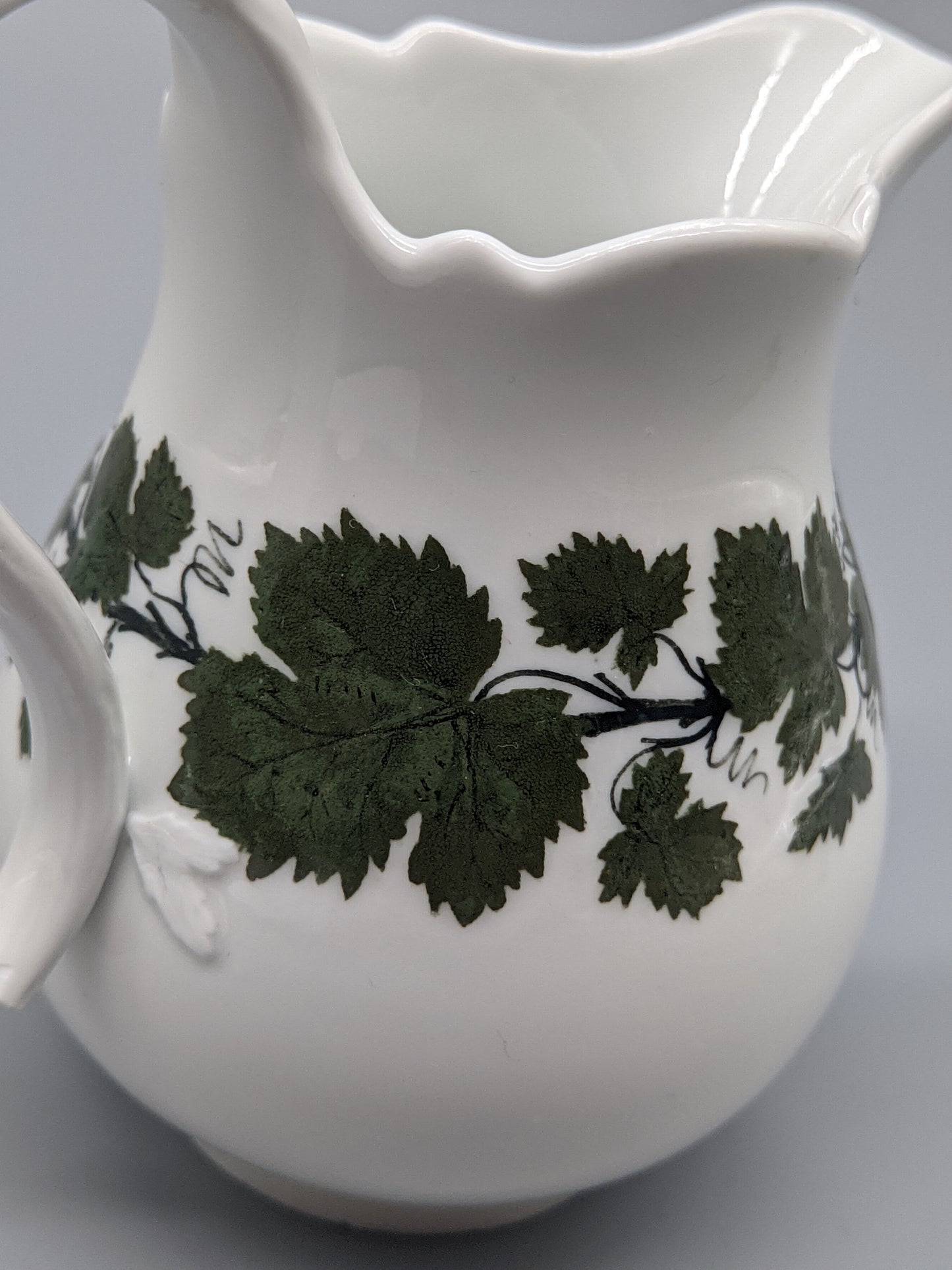 Meissen Sahnegießer Weinlaub Edles Porzellan im klassischen Dekor